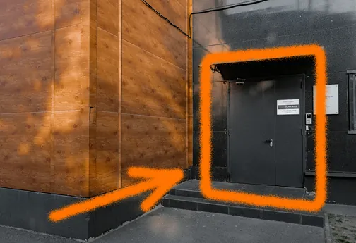 Вход в бизнес центр - фото